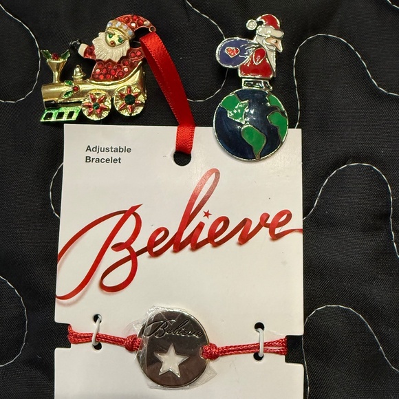 Holiday Bracelet & 2 vintage brooches Adult or teen - Picture 1 of 3